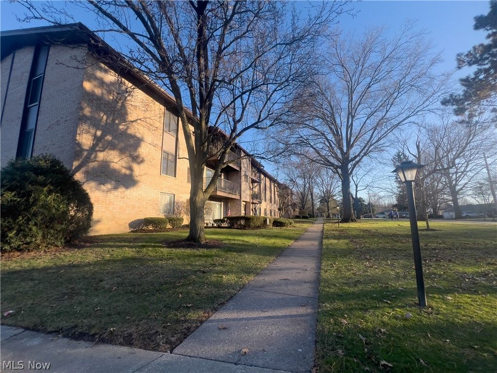 Photo of 16480 W Heather Lane #304, Middleburg Heights, OH 44130 (MLS # 5192029)