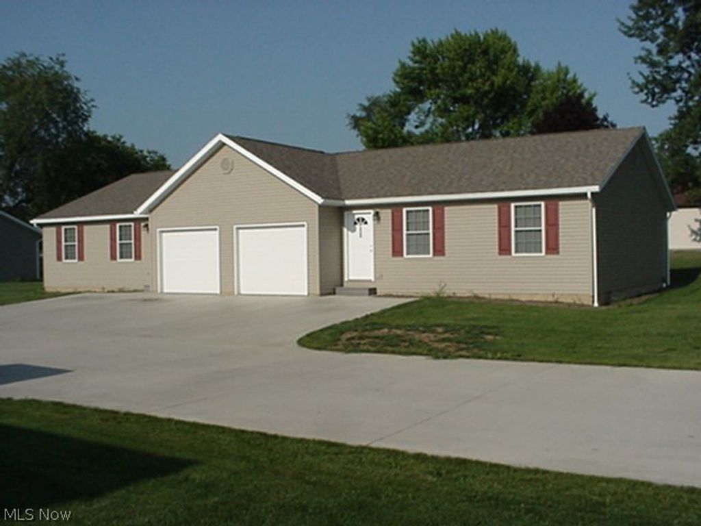 Photo of 186 9th Street SW #D, Strasburg, OH 44680 (MLS # 5213255)