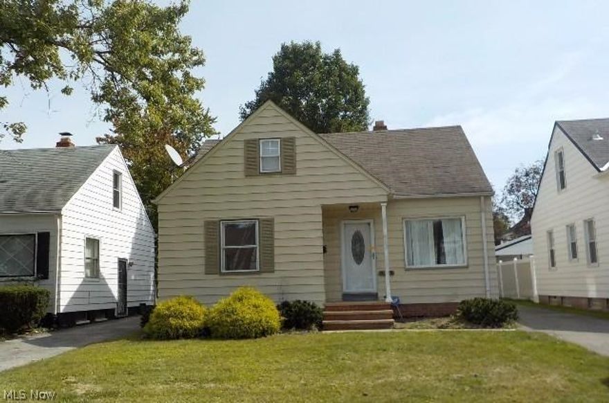 Come see this single family home with 3 bedrooms, 1 half bathroom and 1 full bathroom that has an approximately 1,128 square feet of living space sitting on approximately 5,600 square feet size of a lot. Built in 1941, this home features a deck, backyard and a garage. Don't let this one pass you by, contact a local agent now for your viewing schedule.