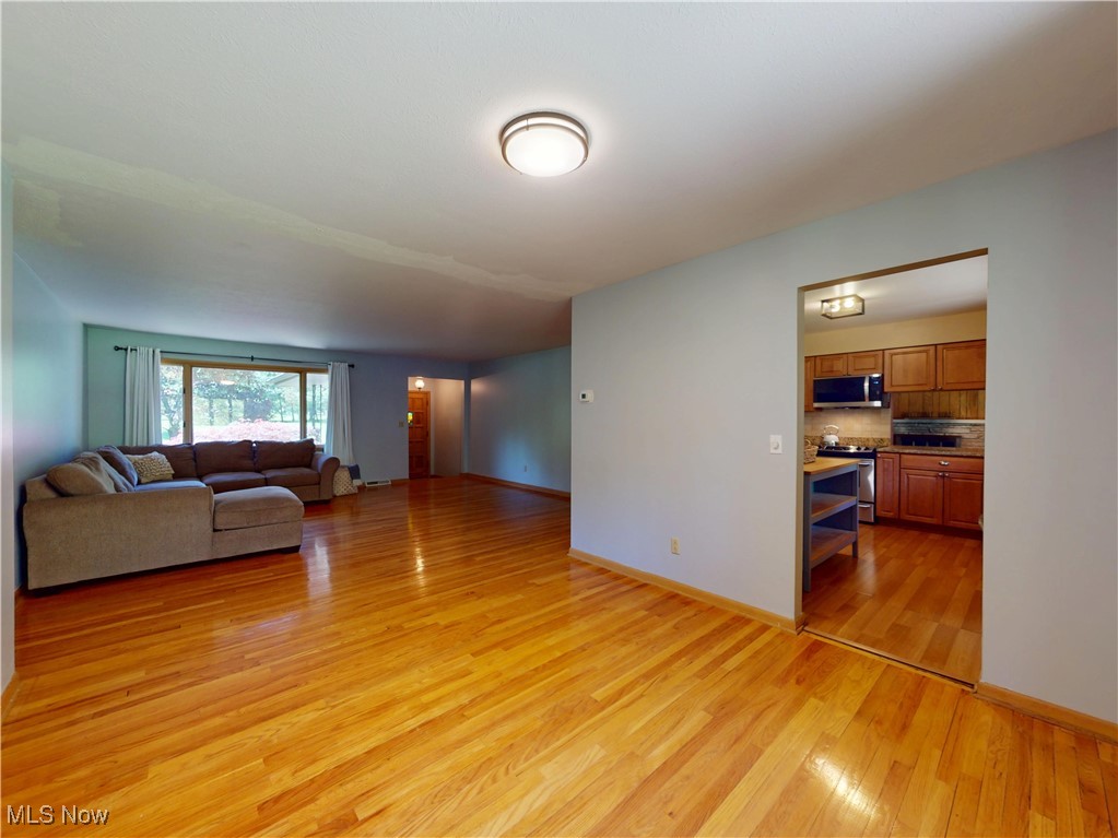 12970 Martin Drive, Parma, Ohio image 8
