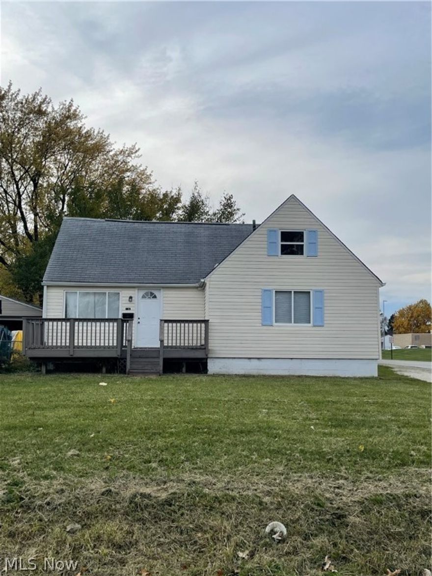 Move in ready! Updated with newer carpet flooring, tile, paint. This comfortable 3 bedroom with main suite bedroom on main floor has Excellent investment opportunity ! Close to all amenities ; shopping, banking, schools. Great location.