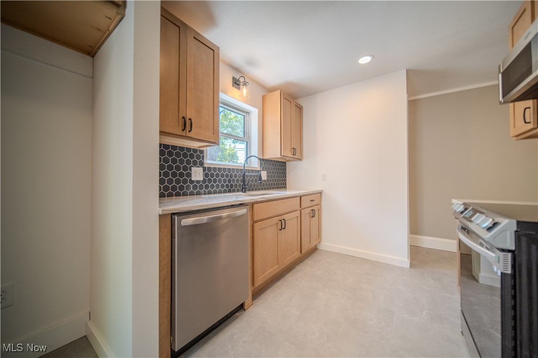 585 E Glenwood Avenue, Akron, Ohio image 13