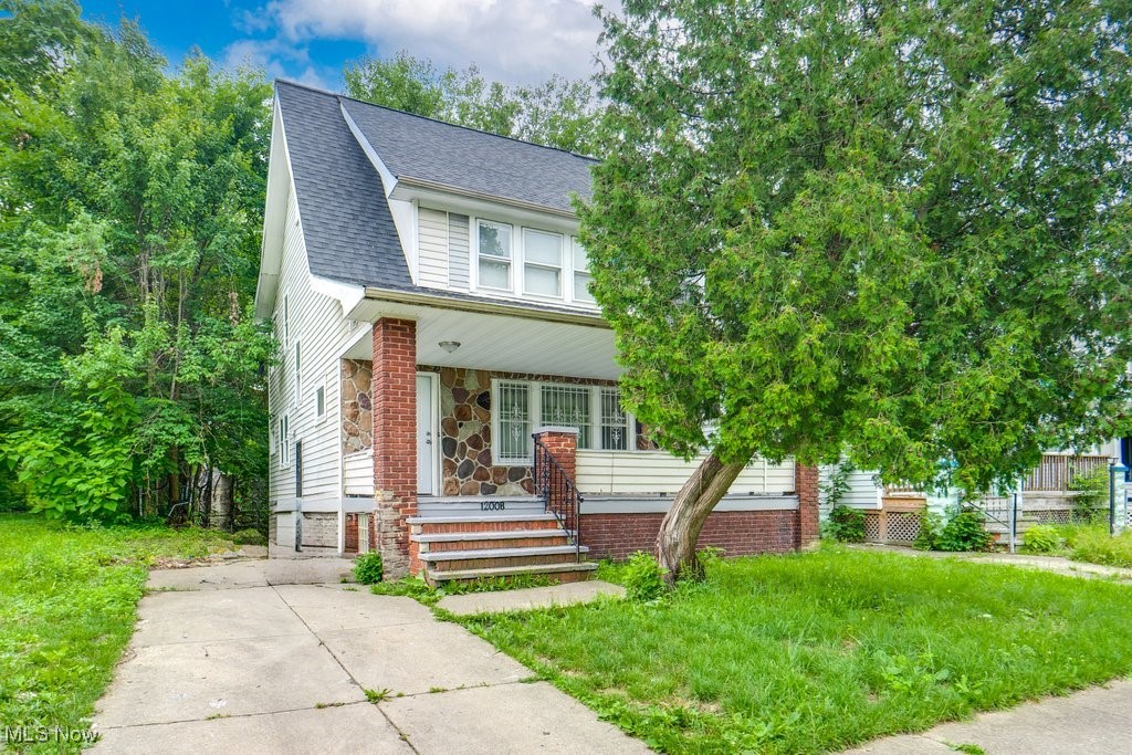Welcome to this beautifully remodeled two-story home in Cleveland! This 3-bedroom, 1-bath property has been thoughtfully updated from top to bottom. The first floor features a spacious living room, formal dining room, and a brand-new kitchen with modern finishes. Upstairs, you’ll find three comfortable bedrooms and a fully updated bathroom. Major updates include a brand-new roof, fresh paint, new flooring, and updated, plumbing, and electrical. Nothing to do but move in and make it yours! No wholesalers must be end buyer.