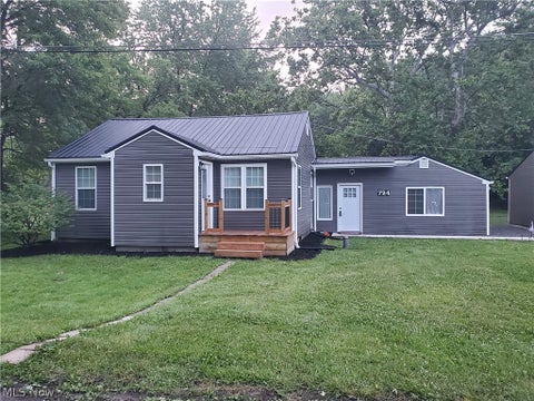 Homes For Sale - 724 Briggs Road<br/> Leavittsburg, OH 44430