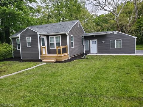 Photo of 724 Briggs Road, Leavittsburg, OH 44430 (MLS # 5210541)