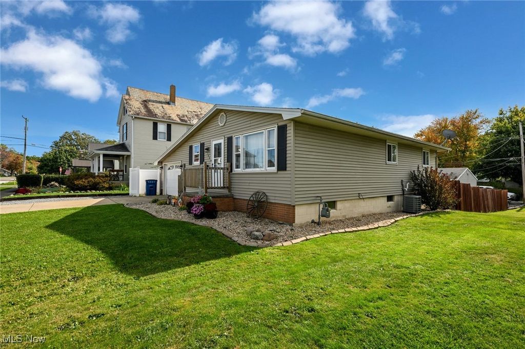 Photo of 186 E Michigan Avenue, Sebring, OH 44672 (MLS # 5165698)