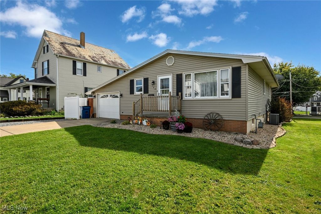 Photo of 186 E Michigan Avenue, Sebring, OH 44672 (MLS # 5165698)