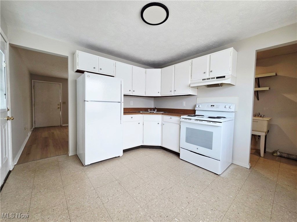 Photo of 1404 Massachusetts Avenue, Lorain, OH 44052 (MLS # 5183510)