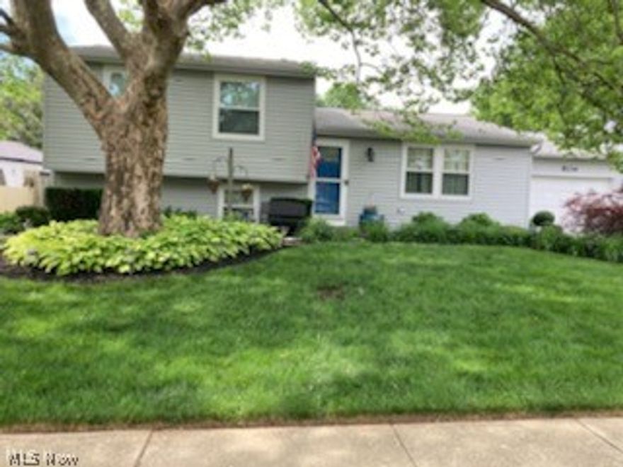 Beautiful Home in well established neighborhood,just waiting for its new Owners!Reynoldsburg School District!
This Tri-level home offers new flooring in dining area,living room and lower level Family room.
Newer windows in 2012,roof 2005,and siding in 2013 as well as plenty of insulation add to the updates!
3 Bedrooms(2 with new carpeting),and plenty of room in the lower level Family area for the little ones or or a Man Cave.
Plenty of space for Entertaining in the back yard,which has a concrete area perfect for grill space or add a Pergola and enjoy the shade,and peacefullness of your back yard.Home Is a Total of 1420 sq.ft
The backyard is also fenced in for the little ones or for your Furbababies to enjoy with no worries!
Dont wait to view this home! Possession at time of Transfer!Close commute to Columbus or Newark areas