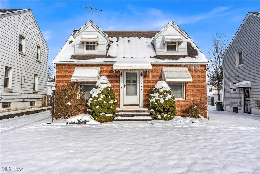 Single-family investment property with 3 bedrooms, 1.5 bathrooms and full basement. The exterior features a detached 1-car garage and paved driveway for additional parking. Great addition to any rental portfolio!
