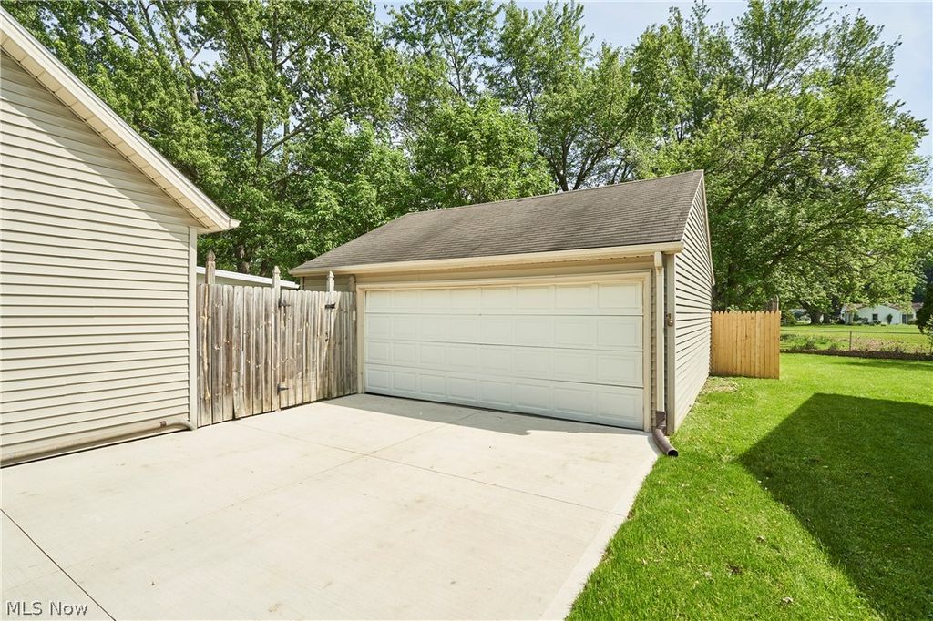 Photo of 231 College Park Drive, Elyria, OH 44035 (MLS # 5207257)
