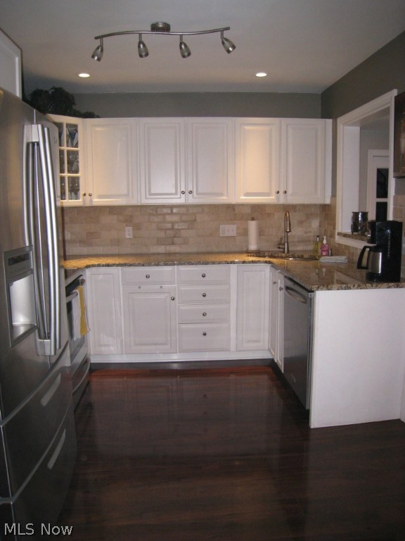 Main image without alt text