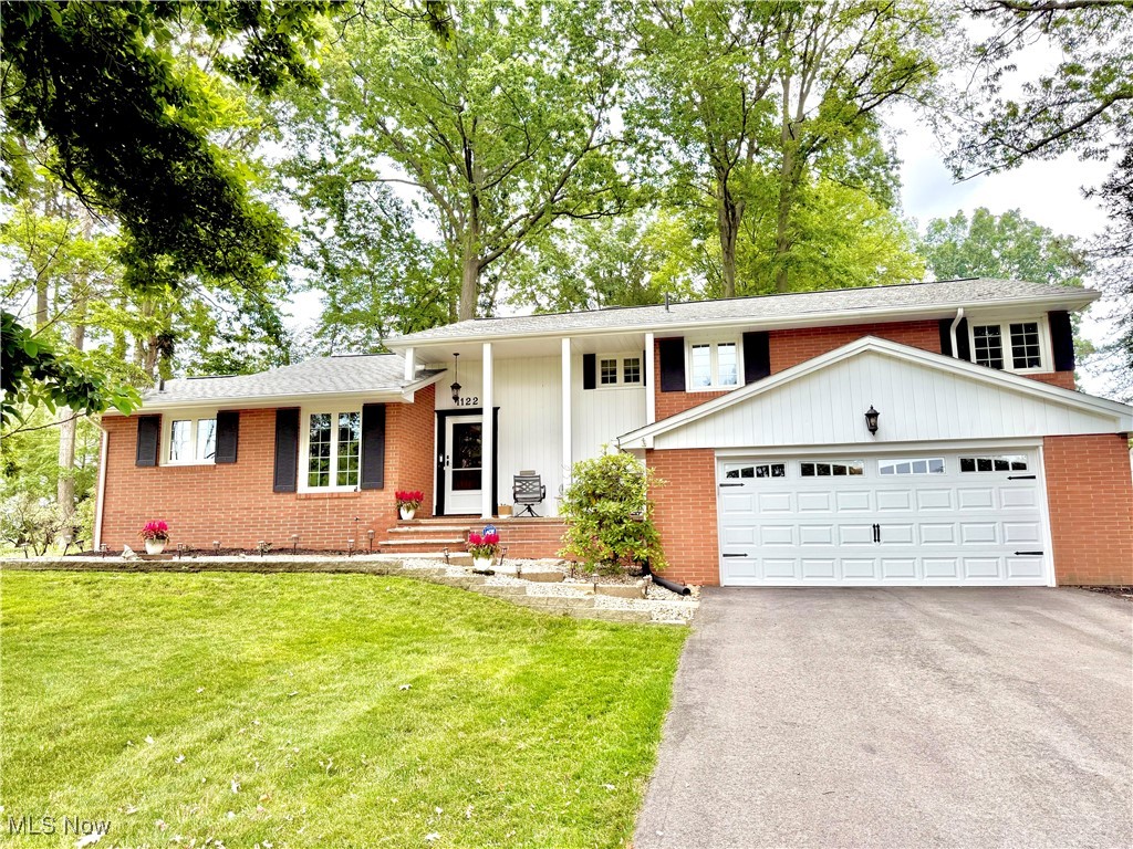 Welcome Home!
Super desirable location at a spectacular entry point!
This 3br 2.5ba sets perched a top Deerfield in Pill Hill.
Enjoy this established neighborhood with mature landscaping. This home offers quality craftsmanship of days gone by that you just can’t find today all while being completely refreshed and updated in the common areas and big money points in the kitchen and bathrooms. Large open concept areas, sun room, and expansive bonus areas waiting for you to make your own. Priced way under market to move fast. So call now to schedule your own private showing