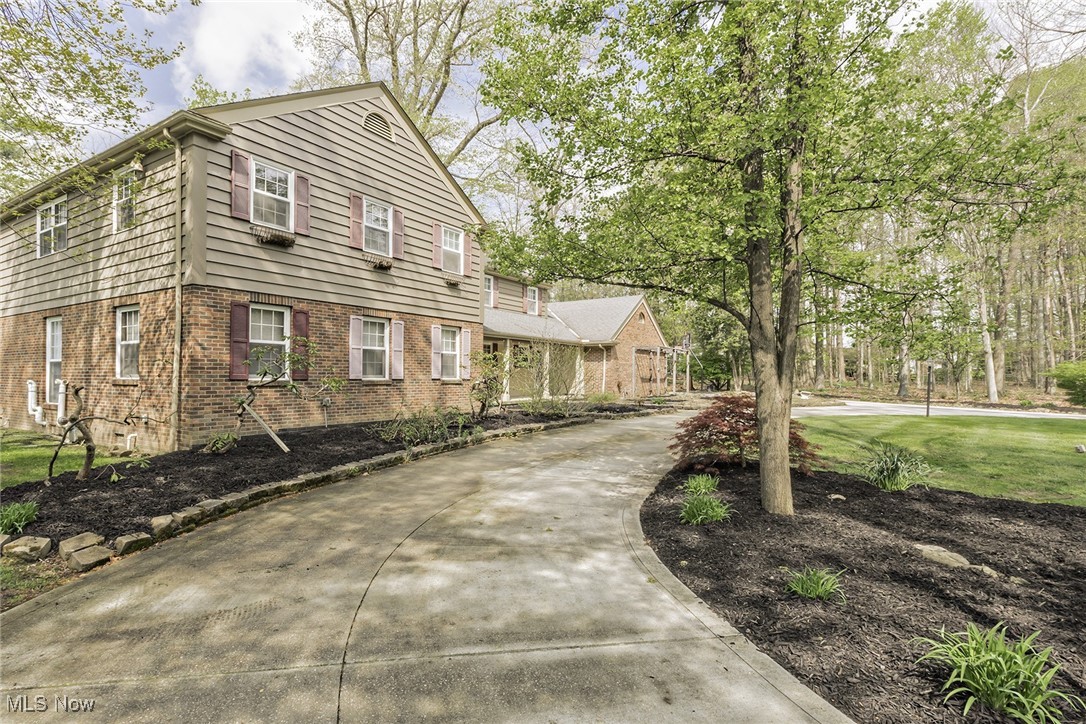 31720 Woodsdale Lane, Solon, Ohio image 2