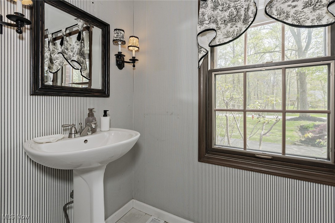31720 Woodsdale Lane, Solon, Ohio image 18