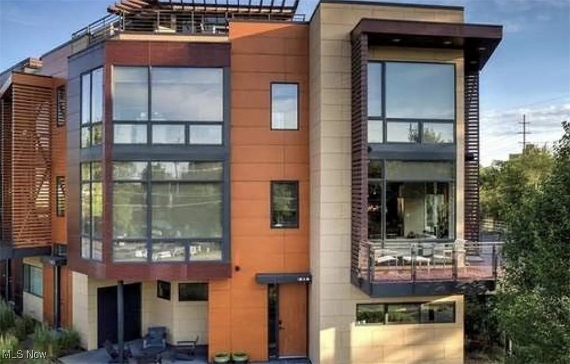 Gorgeous 4 bedroom, 4 bathroom Townhome for rent. Location, Location, location! This luxury home is located in the heart of Little Italy. Incredible four stories designed to enhance your comfort. The home comes fully furnished and offers 3309 Sq. Ft of space. 10ft floor to ceiling windows throughout.
Cozy open floor plan. Kitchen features spacious seating island, granite tops, high end cabinetry, Kitchen Aid stainless steal appliances and plenty of storage space. 3rd level features a master room with spa bath, shower and a walk in closet. Additional guest room with a full bath.
This townhome is surrounded by spacious outdoor settings, included jaw-dropping rooftop Deck with a great city view. Heated 2 car garage with additional outdoor parking for guest.
Take a virtual tour : https://www.asteroom.com/pviewer?hideleadgen=1&token=RQ7ZCCPPqk2I01-Bz5Czng&autorotation=1&defaultviewdollhouse=1&showdollhousehotspot=1&lang=en