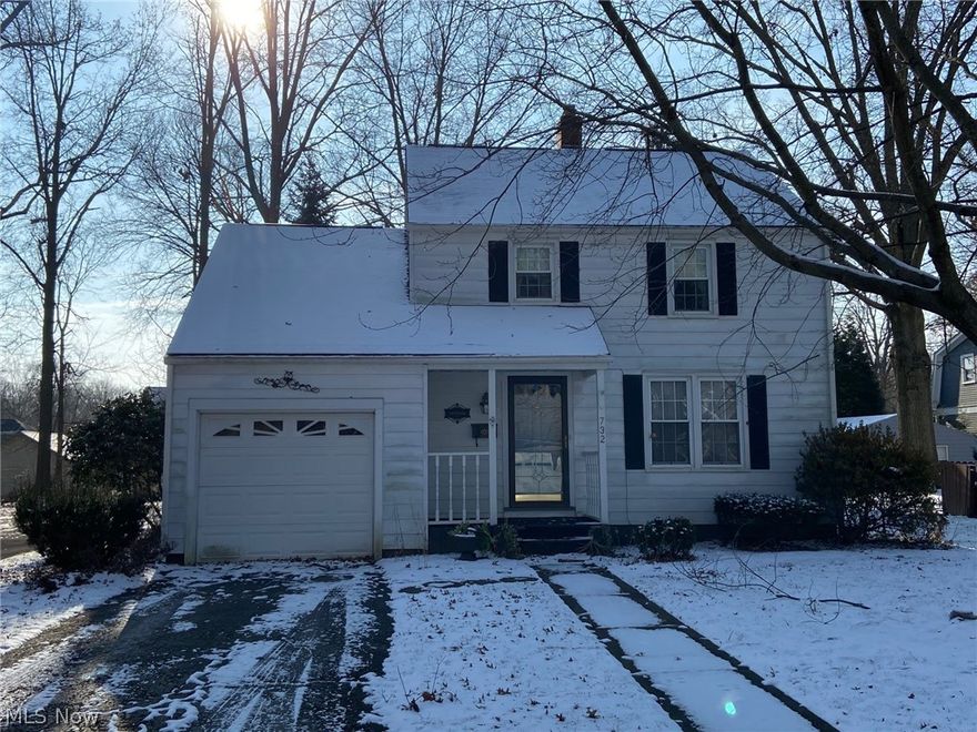 This Cozy 3 bedroom, 1 bath home features 1,088 sq. ft. of living space,  a formal Living room & Dining room with hardwood floors, master bedroom with ample closet space and hardwood floors, 1 car attached garage, rear patio and a nice sized yard.  All on .20 of an acre in Ravenna City.  Home has good bones but could use some TLC and a few updates.