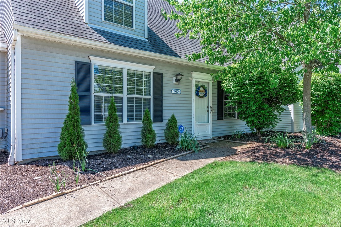 19329 Wheelers Lane, Strongsville, Ohio image 2