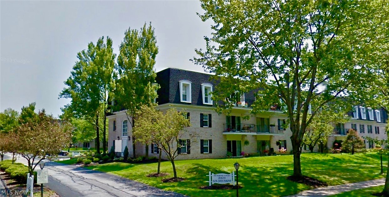 Braemar Court in King James South. Great end unit location with a balcony overlooking the beautifully landscaped grounds. There is an eat-in Kitchen along with a formal dining room. All Kitchen appliances stay. The Master Bedroom has a private full bath as well as a large walk in closet. The additional full bath serves the other bedroom,as well as,your guests. In-suite laundry with a stack washer/dryer that stays. There is a large walk-in closet in the entry for additional storage. Assigned underground parking garage and storage included. Don't forget to enjoy the amenities of The Regency Club which includes indoor pool, Jacuzzi, workout room with equipment, party rooms and outside tennis courts. Maintenance fees include gas and water, bldg. maintenance,Club membership and more.