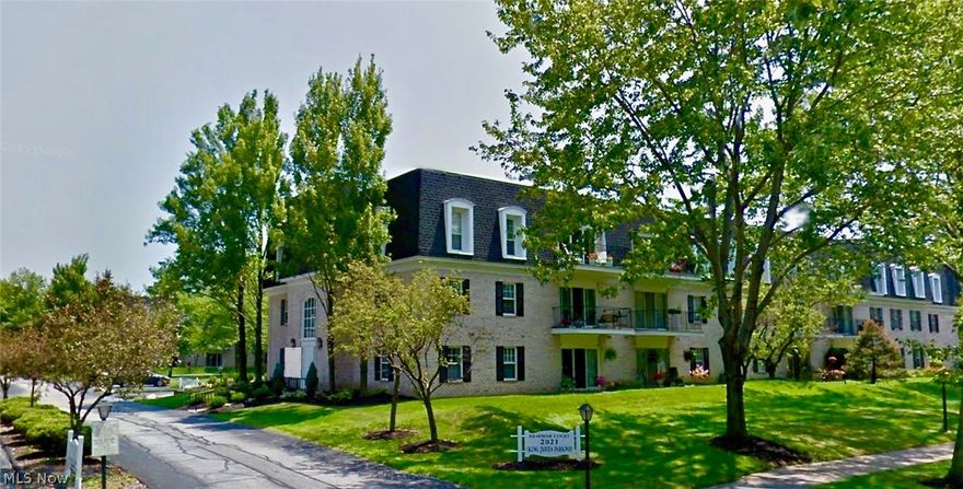 Braemar Court in King James South. Great end unit location with a balcony overlooking the beautifully landscaped grounds. There is an eat-in Kitchen along with a formal dining room. All Kitchen appliances stay. The Master Bedroom has a private full bath as well as a large walk in closet. The additional full bath serves the other bedroom,as well as,your guests. In-suite laundry with a stack washer/dryer that stays. There is a large walk-in closet in the entry for additional storage.  Assigned underground parking garage and storage included. Don't forget to enjoy the amenities of The Regency Club which includes indoor pool, Jacuzzi, workout room with equipment, party rooms and outside tennis courts. Maintenance fees include gas and water, bldg. maintenance,Club membership and more.