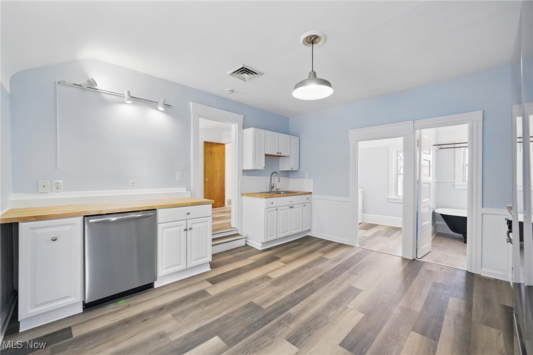 Cleveland, Ohio 44113, United States, 2 Bedrooms Bedrooms, ,1 BathroomBathrooms,Residential,Pending,116563