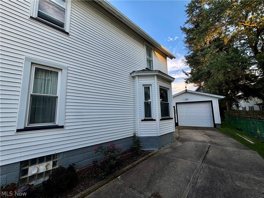 819 Lincoln Way NW