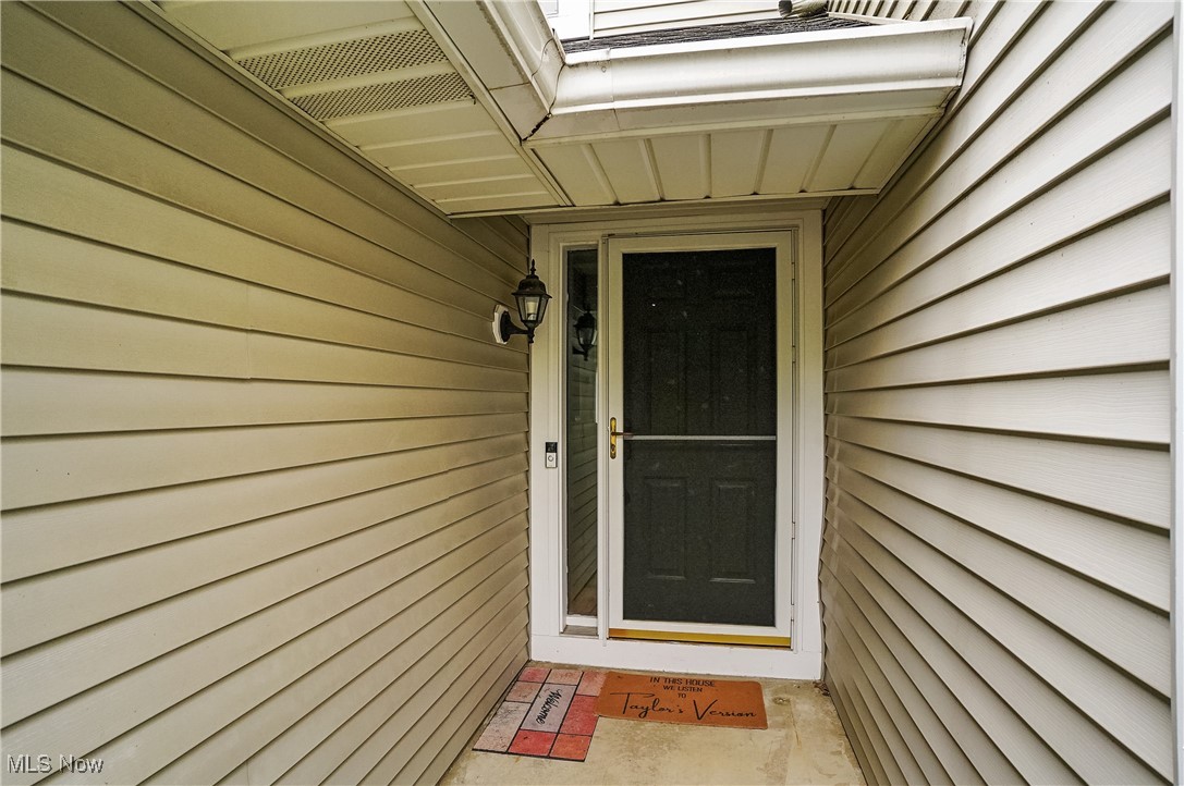 2426 Wrens Drive, Stow, Ohio image 2