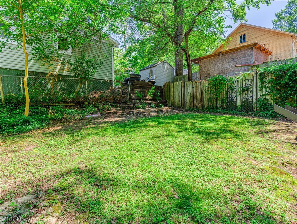 260 E Pace Avenue
