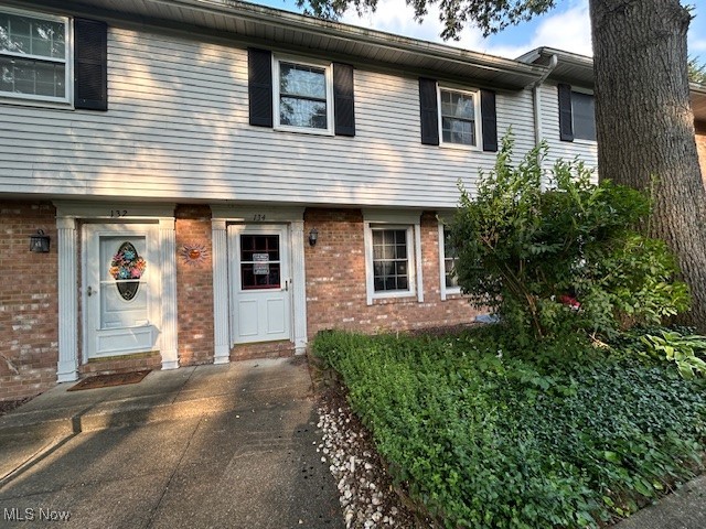 Updated and well maintained, large 2-bedroom, 1.5 bath townhouse with eat-in kitchen, large great room with sliding doors to patio and full basement. Located in highly sought after Munroe Falls.