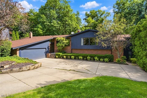 Homes For Sale - 19718 Deer Run Lane<br/> Strongsville, OH 44149