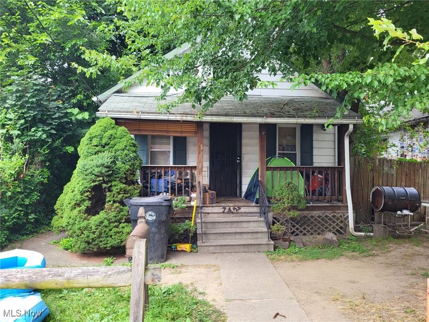Great investment opportunity in the Cleveland area! This 2-bedroom, 1-bath single-family home offers 800 sq ft of living space and is already generating passive income. • Annual rental income: $9,000 • Gross ROI: 15.00% The property is tenant-occupied, with a reliable long-term tenant expressing a strong interest in staying. Located in an up-and-coming neighborhood, this home presents excellent potential for appreciation and long-term growth. Whether you're a seasoned investor or just getting started, this affordable property is a smart addition to your rental portfolio.