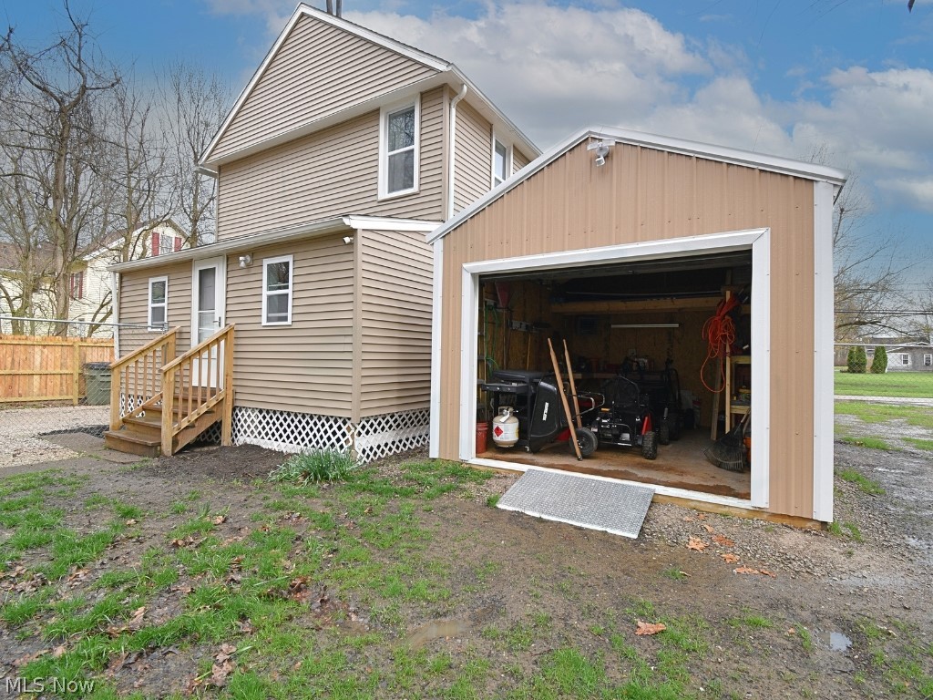 Smith Realty Company's Roundho - Residential