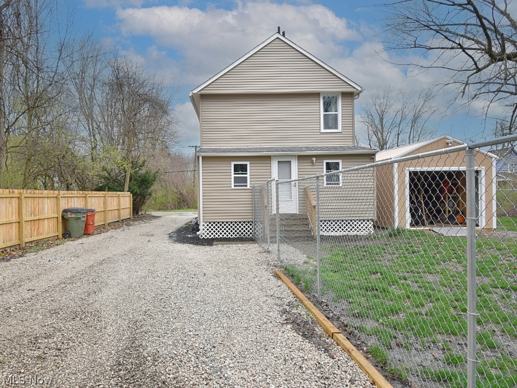 Smith Realty Company's Roundho - Residential