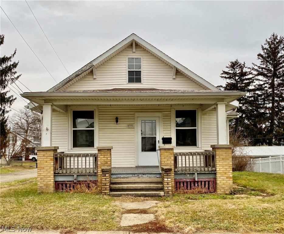 Say Hello! With beautiful, hardwood floors through-out, this quaint 2-bed, 1-bath home sits right in the middle of the heart of Zanesville. Offering all of your basic amenities, a dining room, laundry room, bonus room, and a 2-car garage, too! Do not miss out on the chance grab this one for yourself, a loved one, or as an investment. The time to act is now!