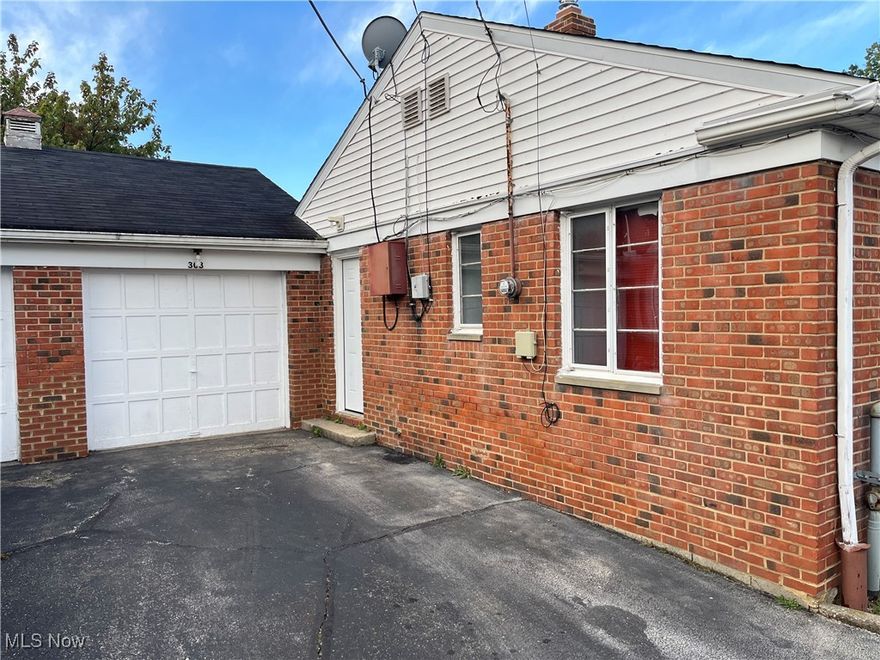 Welcome to this charming 2-bedroom, 1-bath condo located in the heart of Euclid! Just minutes from Downtown Euclid and within walking distance to everyday conveniences like Dave’s Supermarket, Aldi, Pizza Hut, and more, this home offers unbeatable location and value. Whether you're a first-time homebuyer or a small family looking to move into a quaint home, this property is a fantastic opportunity. Enjoy low-maintenance living with easy access to shopping, dining, public transportation, and local parks. Don’t miss your chance to own in a thriving and convenient neighborhood!