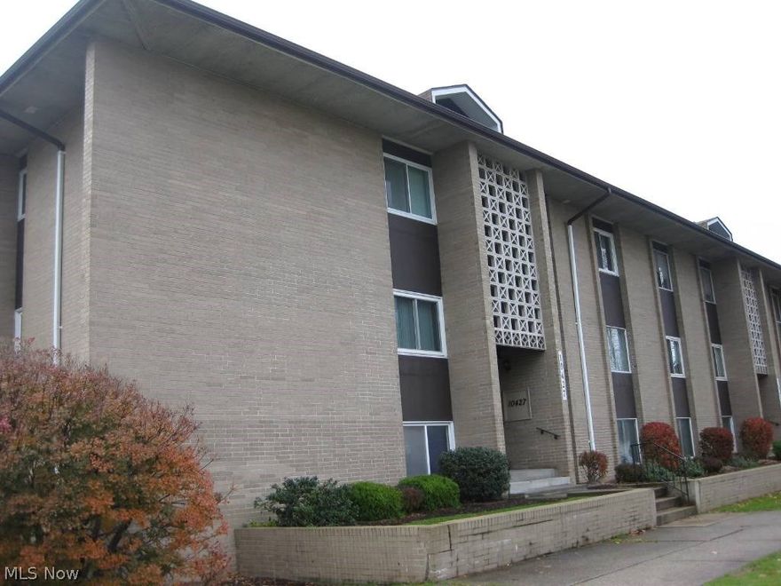 Nice ground level unit with total remodel of kitchen & bath. Newer ceramic tile and carpet. Large picture window in living room overlooking grassy green area. Access door at back is ground level and offers a patio. Large master bedroom with walk-in closet. Offer ground level storage locker & laundry facility.
The taxes reflected is with the Homestead Exemption. Otherwise annual taxes would be about $1220.