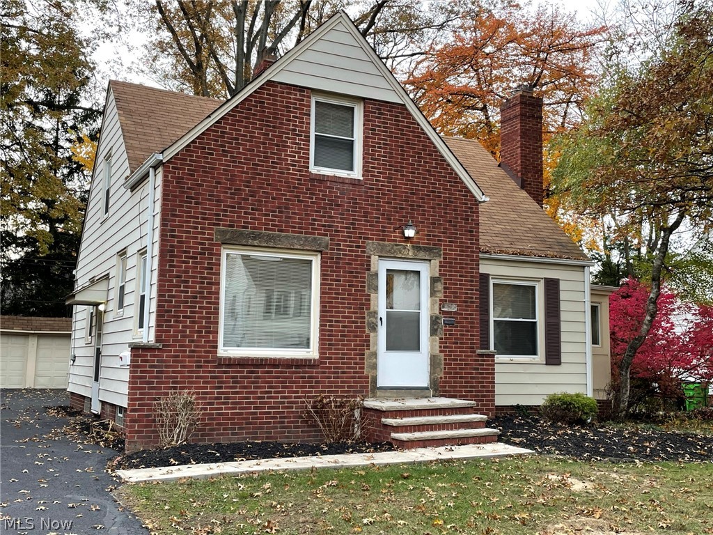 Beautifully upgraded 3 bed/ 2 full bath with second full bath on up level with 2 bedrooms. Upgrades are all new paint, plank flooring in kitchen, new carpeting and finished half basement with bar area. Kitchen includes granite counters with new stainless-steel appliances. Property has central AC. Two car garage, fenced in back yard and sites on a quiet street with walkable access to park system.
Come one come all as it won't last.