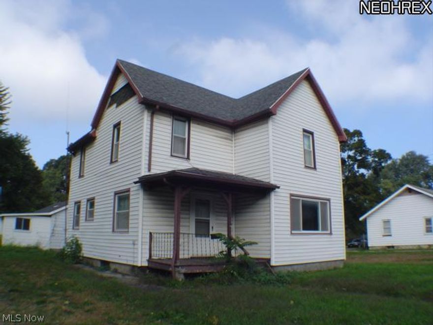 This home has a large building behind it that used to be a bait shop. It sets on a large lot and would have ample space to park a large boat. With a little TLC you could have a nice home not far from the lake with space for all your toys.