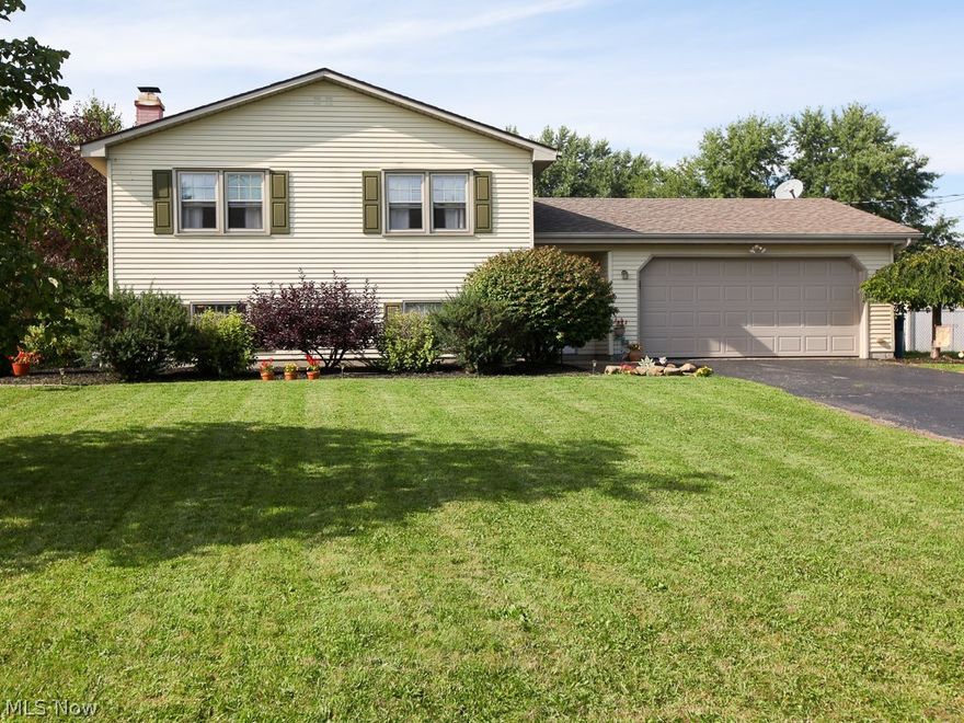 Pristine three bedroom 2 bath residence with 2 car attached garage. This wonderful home located in one of Hubbard's sought after neighborhoods features an open floor plan with ample light oak kitchen cabinetry equipped with all appliances. Exceptional 20x16 carpeted family room with unique stone fireplace. Back relaxing Florida room overlooks a huge backyard. Home reflects pride of ownership and priced for a quick sale. It's turn key and what you've been waiting for and more!!!! All this and a Home Trust Warranty...what a gem!!!!