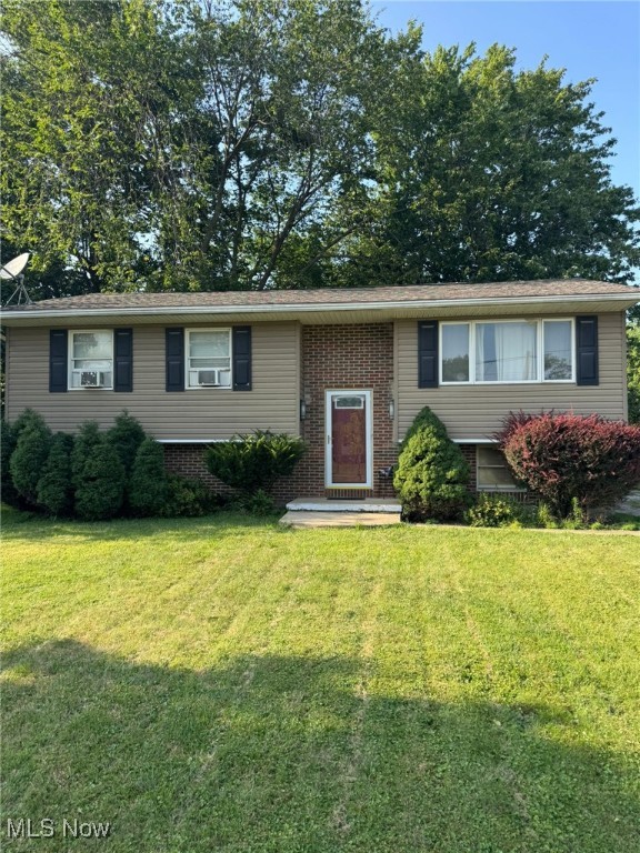 Investment Opportunity or Perfect Starter Home in Twinsburg!
This well-maintained bi-level home in Twinsburg won't last long! Currently used as an investment property, it offers excellent potential for both investors and first-time homebuyers. Featuring 3 spacious bedrooms and 1.5 bathrooms, this home is a great value-add to any portfolio or a comfortable entry into homeownership.
Don't miss your chance to own in this desirable area—schedule your showing today!