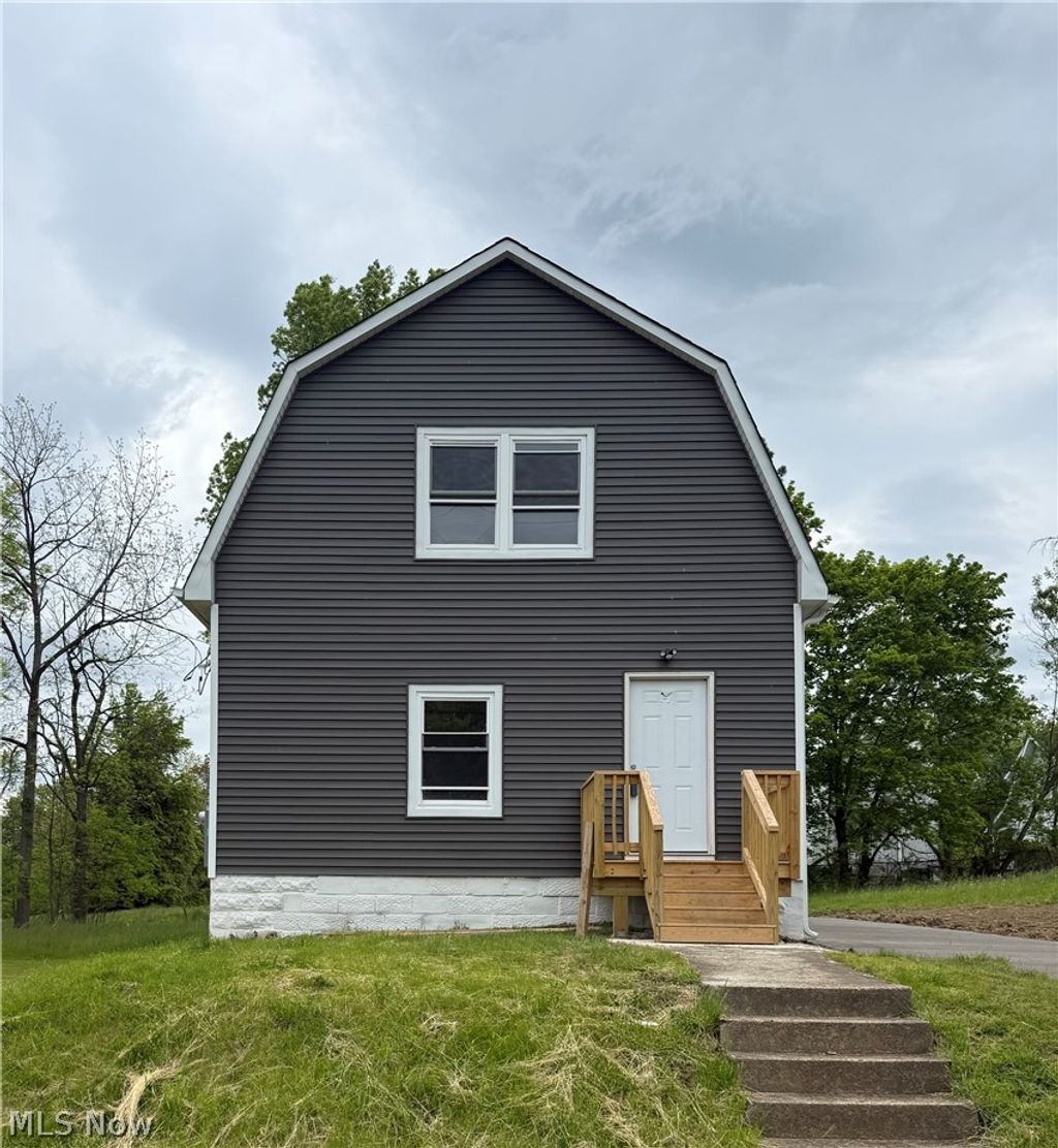 Photo of 418 W Glenaven Avenue, Youngstown, OH 44511 (MLS # 5210734)