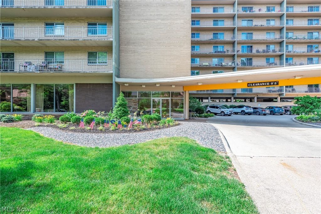 Photo of 10301 Lake Avenue #420, Cleveland, OH 44102 (MLS # 5224054)