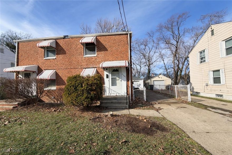 Move-in ready half duplex offering a great opportunity for both investors and owner-occupants. This well-maintained unit features a functional floor plan with spacious living areas, good natural light, and neutral finishes throughout. The kitchen and bathroom are clean and well-kept, with solid mechanicals and rent-ready condition. Ideal for buyers seeking low-maintenance ownership or an investment property. Conveniently located near shopping, dining, schools, public transportation, and major commuter routes. Easy to show—schedule your private tour today.