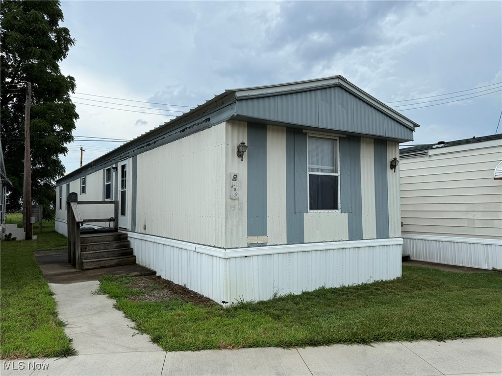 Well maintained 2 bedroom, 2 bath home. One story living with cathedral ceilings throughout! Spacious living room with built in shelving opens to the kitchen with breakfast bar. Walk in closet in the master bedroom with full bath featuring a garden tub and separate shower. Laundry room includes the washer and gas dryer. Includes new flooring, fresh paint and new window coverings throughout. Subject to park approval. $45 application fee per adult.
