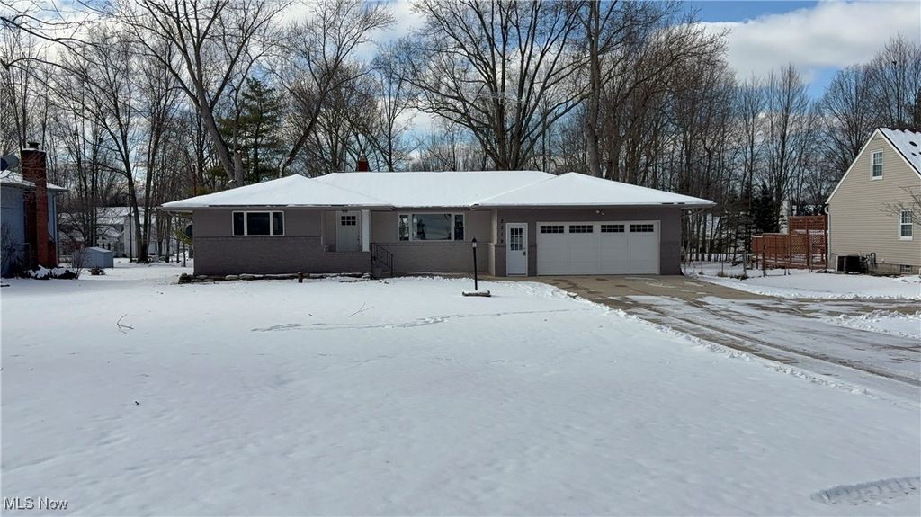 Photo of 2319 Henn Hyde Road NE, Warren, OH 44484 (MLS # 5182297)