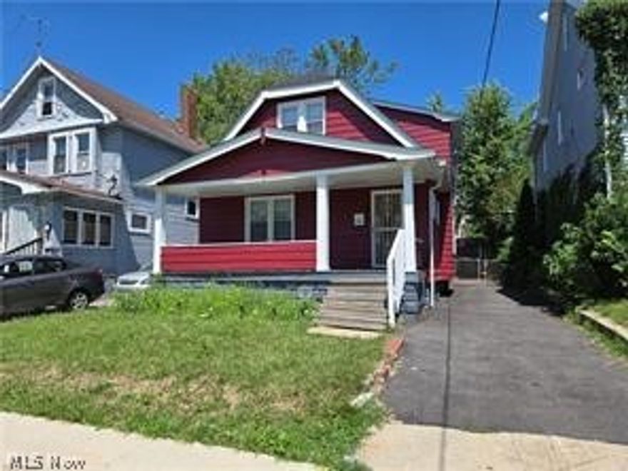 This house is ready to move in. Nice starter home or downsize. Call to show. Great for investors.