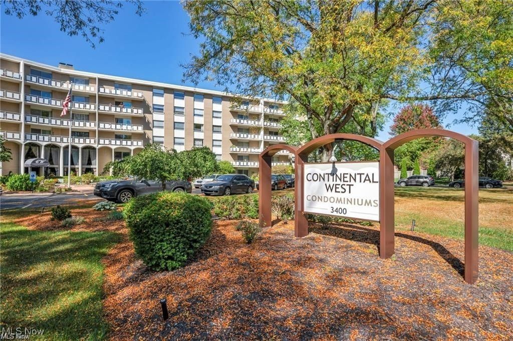 Photo of 3400 Wooster Road #622, Rocky River, OH 44116 (MLS # 5184936)