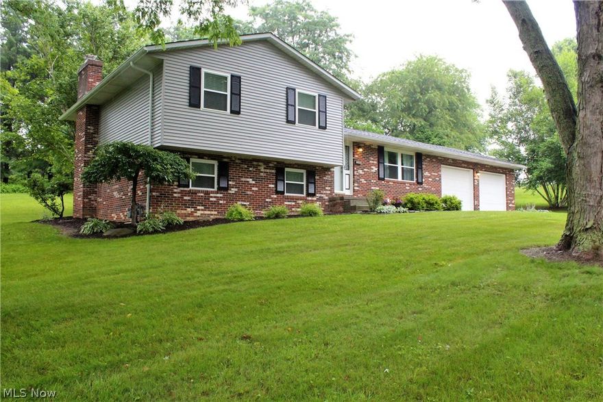 Beautiful Split Level Home On .5 Acre Lot In Nice Neighborhood. 4 Bedrooms, large garage, family room with fireplace.
Newly updated in 2016: Roof, windows, furnace, AC, hot water tank, gutters, all flooring and carpeting.
Gorgeous updated kitchen including flooring and granite counter tops.  
Updated bathrooms including granite and marble counter tops, tile flooring and tile showers.  MUST SEE  !!!