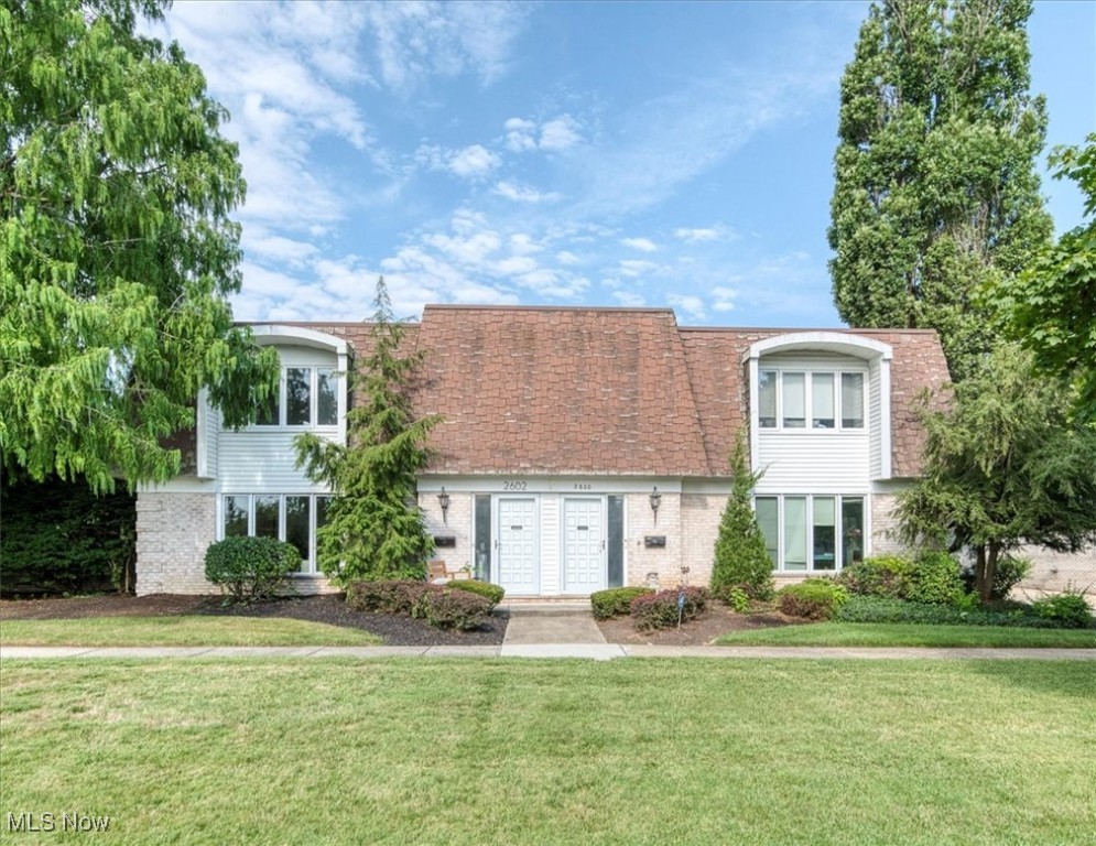 Welcome to this spacious and stylishly updated 3-bedroom, 2.5-bathroom condo in the highly desirable Villas On The Green community! Offering nearly 2,300 square feet of living space, this beautifully maintained home combines modern upgrades with comfortable living in a prime University Heights location.
Step inside to discover a light-filled first floor featuring brand-new designer tile flooring, a fully renovated half bathroom with contemporary finishes, and an open layout that includes a living room, formal dining room, family room, and convenient laundry area. The eat-in kitchen boasts white shaker cabinets, granite countertops, bar seating, and stainless steel appliances - perfect for both everyday living and entertaining.
Upstairs, the home offers three generously sized bedrooms, including a spacious primary suite complete with a walk-in closet and private en-suite bathroom. The hallway bathroom has been updated and includes a double-sink vanity, ideal for family or guests.
Additional features include: Attached 1-car garage with direct access to the home, second private garage space within the complex, brand NEW AC unit (2025), brand NEW hot water tank (2025), updated light fixtures throughout, bonus lounge or office area in the first-floor bedroom, community swimming pool just steps away.
This home is tucked into a quiet area of a well-maintained community, yet conveniently located near shopping, dining, parks, and all that University Heights has to offer.
Don't miss your chance to own this turnkey condo with space, style, and location!