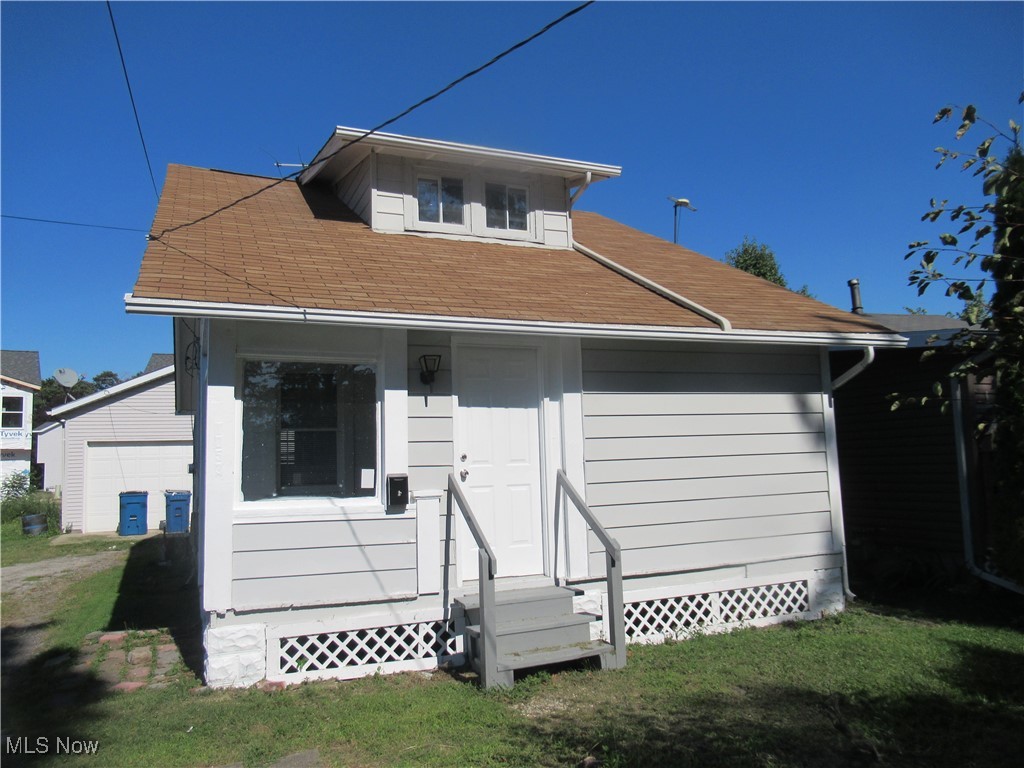 Tenant Occupied $1422 a month (Includes $150 Water Payment) harming 2-story 2 Car Garage Cape Cod home in the heart of Willoughby, Ohio! This single-family gem features 2 spacious bedrooms, 1 full bath, and a 1-car garage with plenty of extra storage space. Nestled in a great location close to the lake and vibrant downtown Willoughby, you’ll enjoy easy access to shops, dining, and local attractions. Perfect for first-time buyers or anyone looking to enjoy the best of suburban living with a touch of coastal charm!
Showing on Excepted contract . Pictures 2022 after update